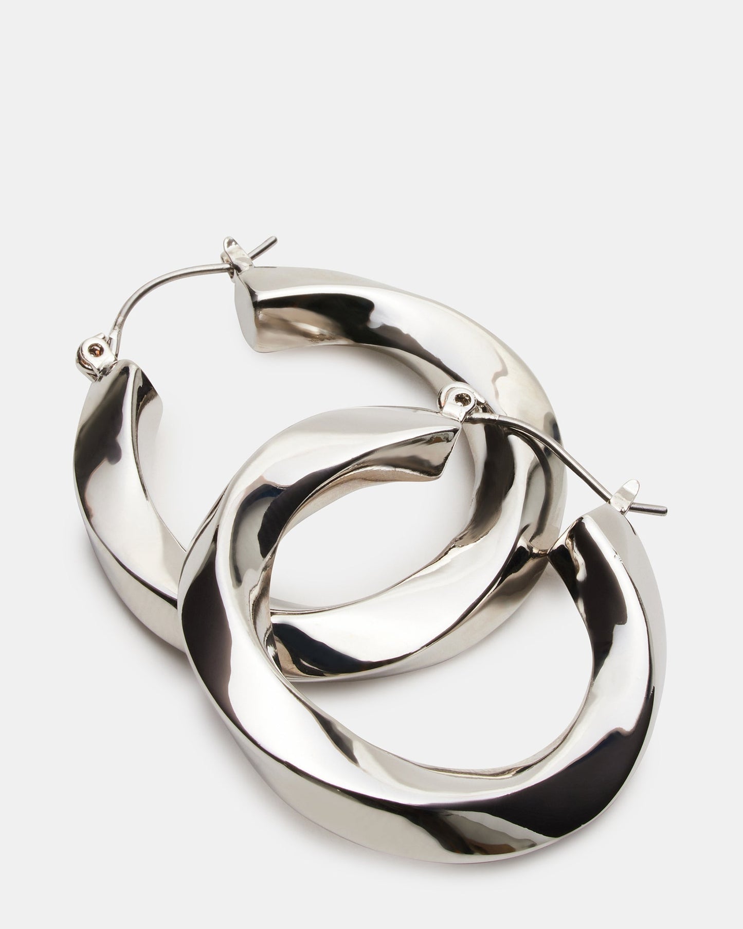 MEDIUM TWISTED HOOPS SILVER